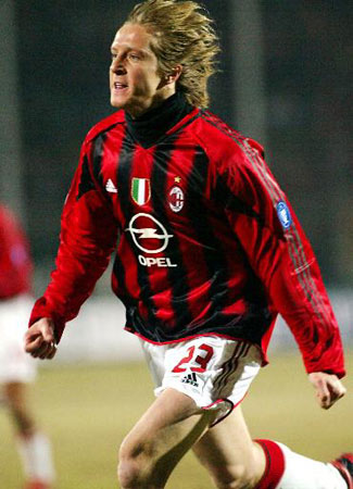 法兰克福主帅：因头球输比赛令人懊恼，遗憾上半场没进第二球