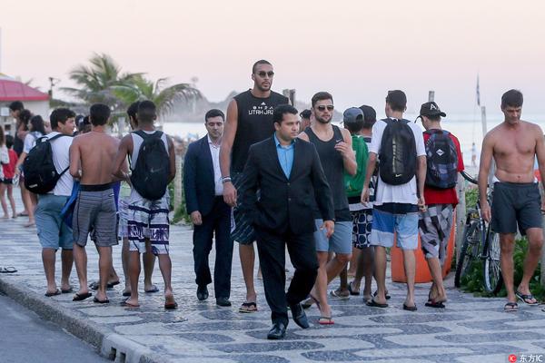 曼联二将闪耀非洲杯，迪亚洛打入制胜球，姆伯莫送助攻（非洲杯曼联双星闪耀：迪亚洛制胜建功，姆伯莫送出助攻）