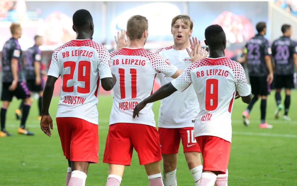 无缘升级向球迷跪拜道歉，水原三星主帅卞成焕赛后主动辞职