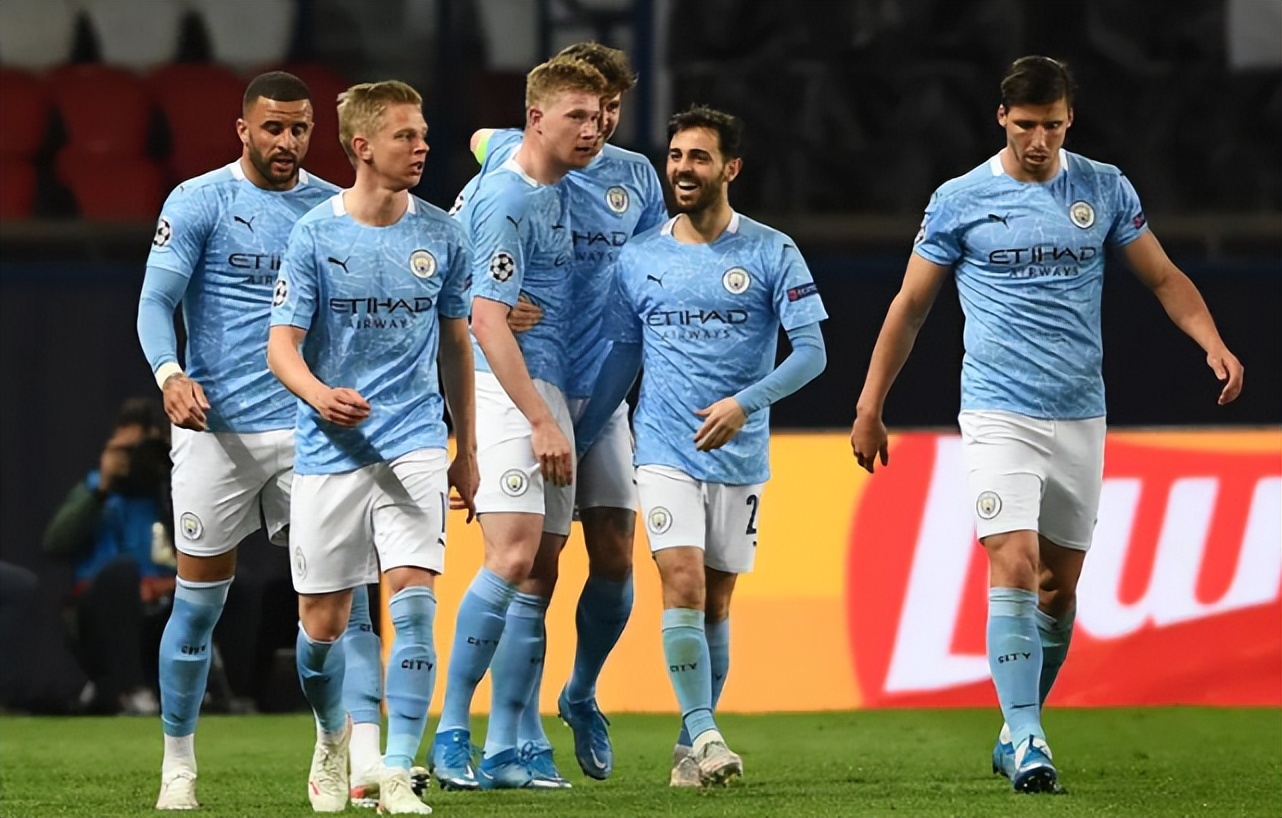 祝福，成都蓉城后卫韩鹏飞在圣诞节当天与女友领取结婚证（圣诞喜讯：成都蓉城后卫韩鹏飞与女友领证结婚）