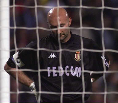 传记作者：莱万年少时常因身材自卑；他与渣叔的关系起初不好