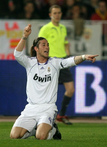 中国乒乓球队在关键战中被法国新星勒布伦逆转，展现技术与心理博弈，国乒面临严峻挑战。