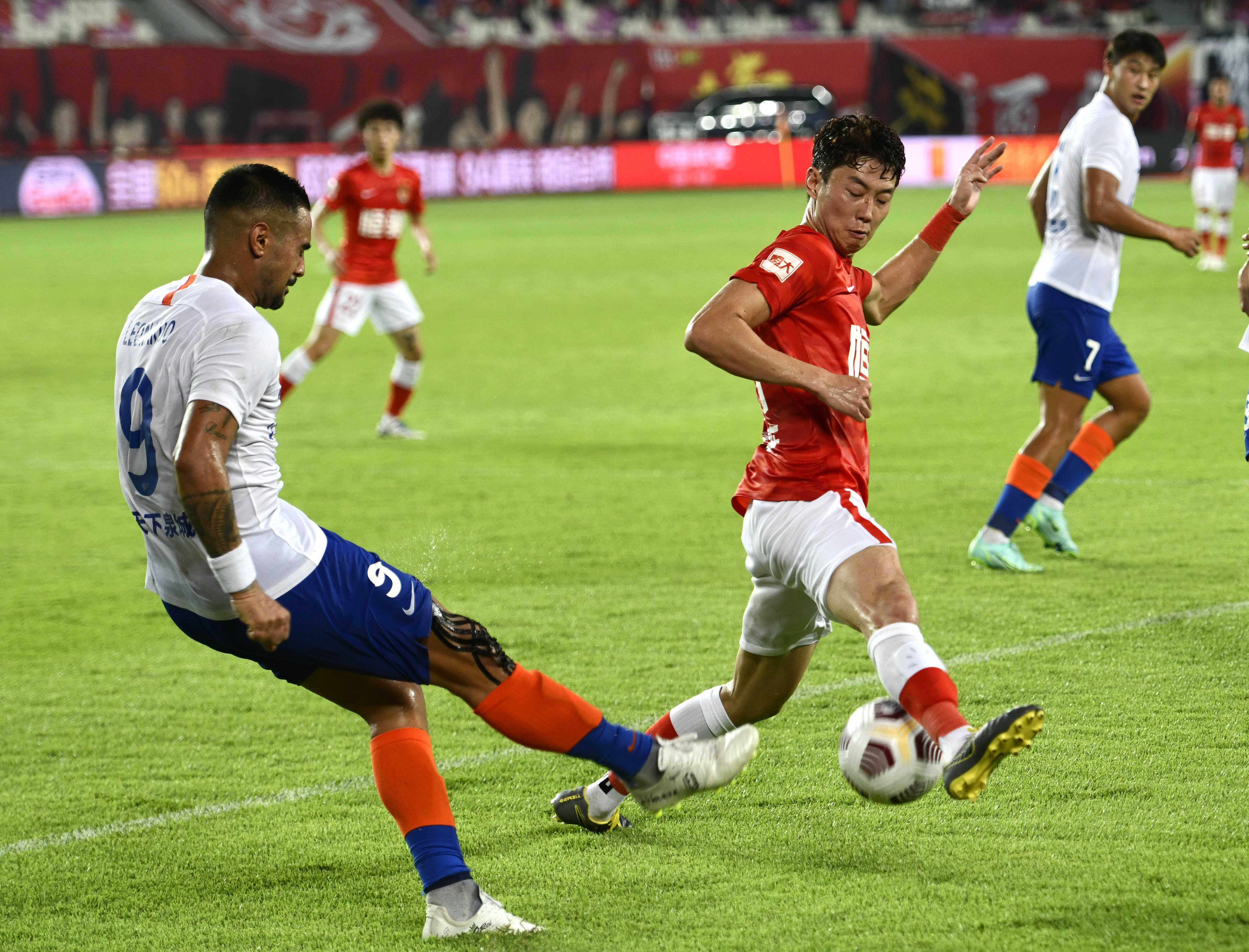 0分0板0助+投篮过桥，被杜锋“死亡凝视”，粤蜜：赶快把他送走